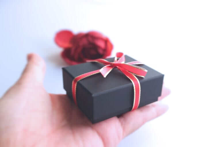 コンカフェ嬢が貰って嬉しいクリスマス・誕生日プレゼントとは？予算・相場などを徹底解説！